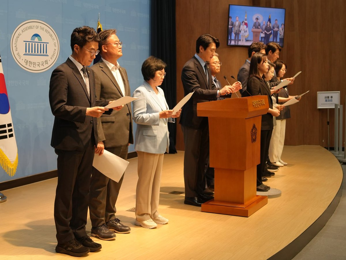 lawmaker2024's tweet photo. <국민의힘은 국회로 돌아와야 합니다>

오늘 더불어민주당 과학기술정보방송통신위원회 위원들은 국민의힘의 조속한 국회 복귀를 촉구하는 기자회견을 진행했습니다.

대한민국은 지금 집중호우 피해 복구, 민생 회복, AI·반도체 등 첨단산업 경쟁 대응까지 지체할 수 없는 과제들이 많습니다.

그러나 국민의힘은 원 구성 협상을 이유로 한 달 넘게 상임위원회 참여를 거부하며 국회를 멈춰 세우고 있습니다.

특히 과방위는 AI, 연구개발, 방송·통신 정책을 책임지는 상임위원회입니다. AI고속도로, 에너지고속도로, 첨단산업화고속도로 등 3대 메가 프로젝트도 국회의 입법과 예산 심의가 뒷받침되어야 속도를 낼 수 있습니다.

국회가 멈추면 민생도, AI 투자도, 대한민국의 성장도 늦어집니다.
국민의힘은 국회로 돌아와야 합니다. 민주당 과방위원들은 민생과 미래를 위해 멈추지 않고 책임 있게 일하겠습니다.

------------------------------------------------
【더불어민주당 과방위원 국회 정상화 촉구 및 국민의힘 규탄 기자회견 전문】

존경하는 국민 여러분. 오늘 저희는 국민께서 국회에 보내는 너무나 당연한 요구를 말씀드리기 위해 이 자리에 섰습니다.

국회는 일을 해야 합니다. 대한민국은 지금 한순간도 지체할 수 없습니다. 집중호우로 무너진 일상을 복구해야 합니다. 물가와 경기침체로 어려움을 겪는 민생도 살려야 합니다. AI와 반도체, 첨단산업 경쟁에서도 뒤처질 수 없습니다.

국민은 모두 자신의 자리에서 맡은 일을 하고 있습니다. 그런데 국회는 그러지 못하고 있습니다.

국민의힘은 원 구성 협상을 이유로 한 달 넘게 상임위원회 참여를 거부하고 있습니다. 국민 앞에서 토론하는 대신 국회를 비우고 있습니다. 민생보다 정쟁을 앞세우고, 책임보다 버티기를 선택하고 있습니다.

생각이 다르면 토론하면 됩니다. 법안에 이견이 있으면 상임위원회에서 논의하고, 본회의에서 표결하면 됩니다. 그것이 국회의 일입니다. 그것이 민주주의입니다.

국회를 비우는 것은 국민이 맡긴 책임을 저버리는 일입니다. 국민은 국회가 멈추라고 국회의원에게 권한을 준 것이 아닙니다. 국회가 멈춘 대가는 결국 국민이 치르게 됩니다.

민생 법안은 늦어집니다. 기업의 투자도 늦어집니다. 대한민국의 미래를 준비하는 정책도 늦어집니다. 국민의힘이 국회를 멈춰 세울수록 국민의 시간도 함께 늦어집니다.

특히 과학기술정보방송통신위원회는 AI와 연구개발, 방송·통신 정책을 책임지는 상임위원회입니다.

지금 이재명 정부와 민주당은 AI고속도로, 에너지고속도로, 첨단산업화고속도로를 중심으로 한 3대 메가 프로젝트를 국가전략으로 추진하고 있습니다. 좋은 일자리를 만들고, 지방의 성장 기반을 넓히기 위한 국가 프로젝트입니다.

하지만 정부만으로는 완성할 수 없습니다. 국회의 입법이 필요합니다. 예산 심의가 필요합니다. 책임 있는 정책 논의가 필요합니다.

국회가 멈추면 관련 법안도 늦어집니다. 예산도 늦어집니다. AI 투자도 늦어집니다. 연구개발도 늦어집니다. 3대 메가 프로젝트도 늦어집니다. 결국 대한민국의 성장도 늦어집니다.

세계는 우리를 기다려주지 않습니다. 기술 경쟁도, 산업 경쟁도 결국 속도가 승부를 가릅니다. 대한민국 국회만 제자리걸음을 하고 있을 수는 없습니다.

국민의힘은 더 이상 국회를 볼모로 삼아서는 안 됩니다. 국회 밖에서 명분을 찾을 것이 아니라 국회 안에서 국민의 평가를 받아야 합니다. 토론으로 경쟁하고, 표결로 책임지는 것이 국회의원의 책무입니다.

국민은 이미 자신의 몫을 다하고 있습니다. 이제 국민의힘이 답해야 합니다. 국회를 비울 시간이 아닙니다. 국민을 위해 일할 시간입니다.

더불어민주당 과방위원들은 멈추지 않겠습니다. 민생을 살리고, AI 경쟁력을 키우고, 3대 메가 프로젝트를 차질 없이 추진하는 데 끝까지 책임을 다하겠습니다.

국민은 더 이상 기다리지 않습니다. 국회는 지금, 다시 일해야 합니다. 감사합니다.

2026년 7월 13일
국회 과학기술정보방송통신위원회 더불어민주당 위원 일동

​#안산시갑 #국회의원 #김남국 #더불어민주당 #민주당 #기자회견 #과방위 #과학기술정보방송통신위원회 #상임위원회