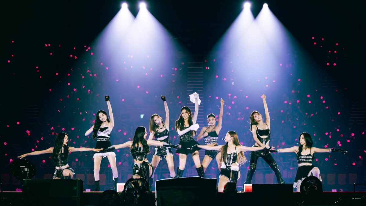 OLTSupport's tweet photo. Last photos of TWICE on the last show of the record- breaking "THIS IS FOR WORLD TOUR" 😭 https://t.co/5lUlfSF4T1