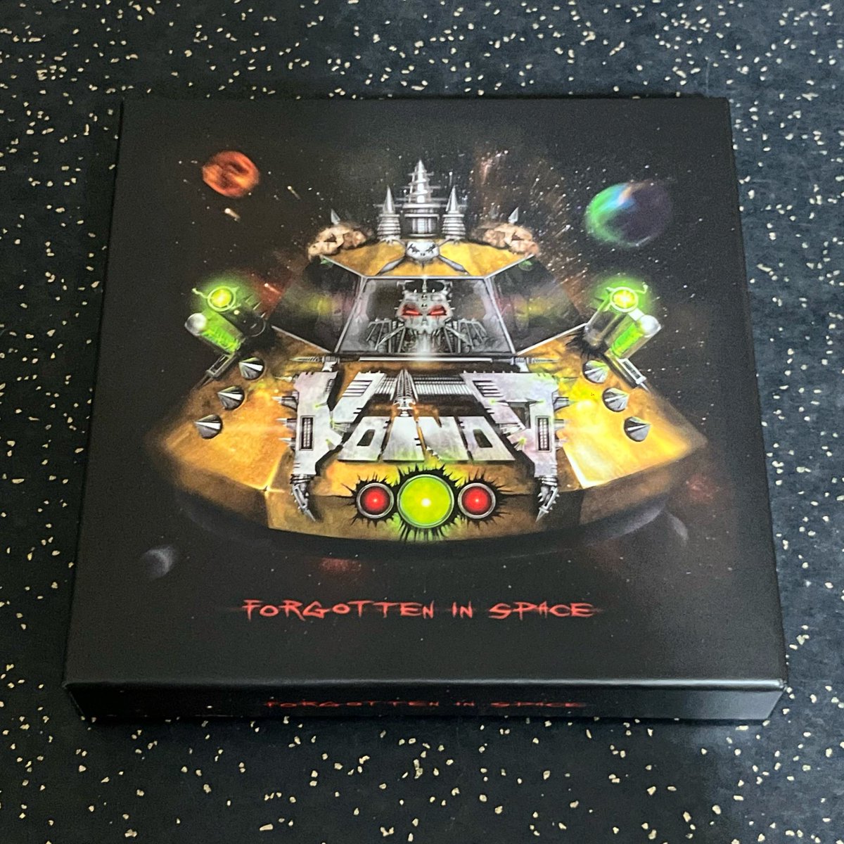 TheTrueAsgard's tweet photo. New arrival:
Voïvod "Forgotten in Space" boxset, including 5 CDs ("RRRÖÖÖAAARRR", "Killing Technology", "Dimension Hatröss", "No Speed Limit Weekend 86", "Dimension Hatröss - The Demos"), "Chaosmöngers" DVD, and a booklet.
From HR Records, via ByM Music
#Voïvod #ForgottenInSpace https://t.co/SPI7GQHjAU