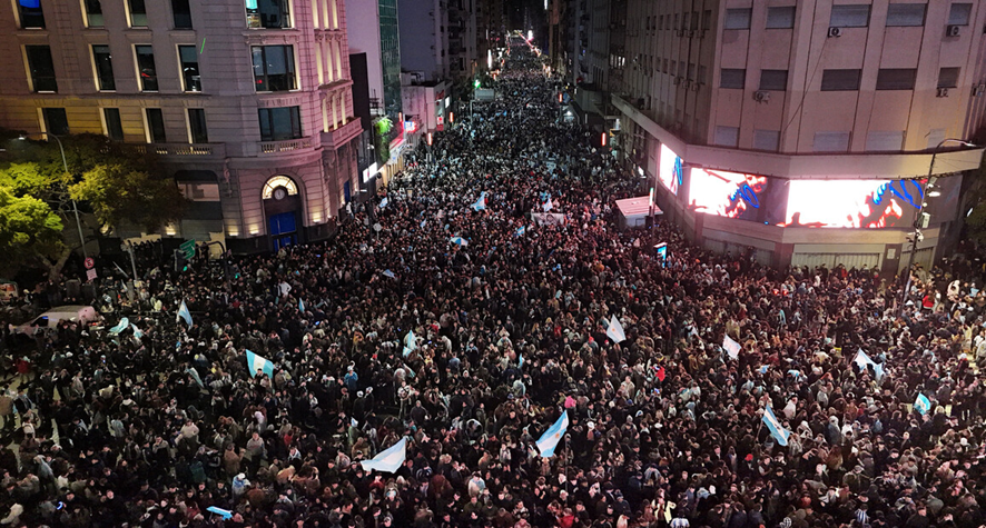 klial06's tweet photo. REFLEXIONES Y PENSAMIENTOS : UNA MULTITUD CON UN HOMBRE DE 51 AÑOS MURIO DE UN INFARTO EN CABALLITO DURANTE EL PARTIDO ENTRE ARGENTINA Y SUIZA POR EL MUNDIAL 2026

EL SAME TUVO QUE ATENDER DIVERSOS CASOS VER LO

https://t.co/OT49JPQj1r

#Partido #Fallecidos #Infarto #Multitud https://t.co/fFK79MRpOB