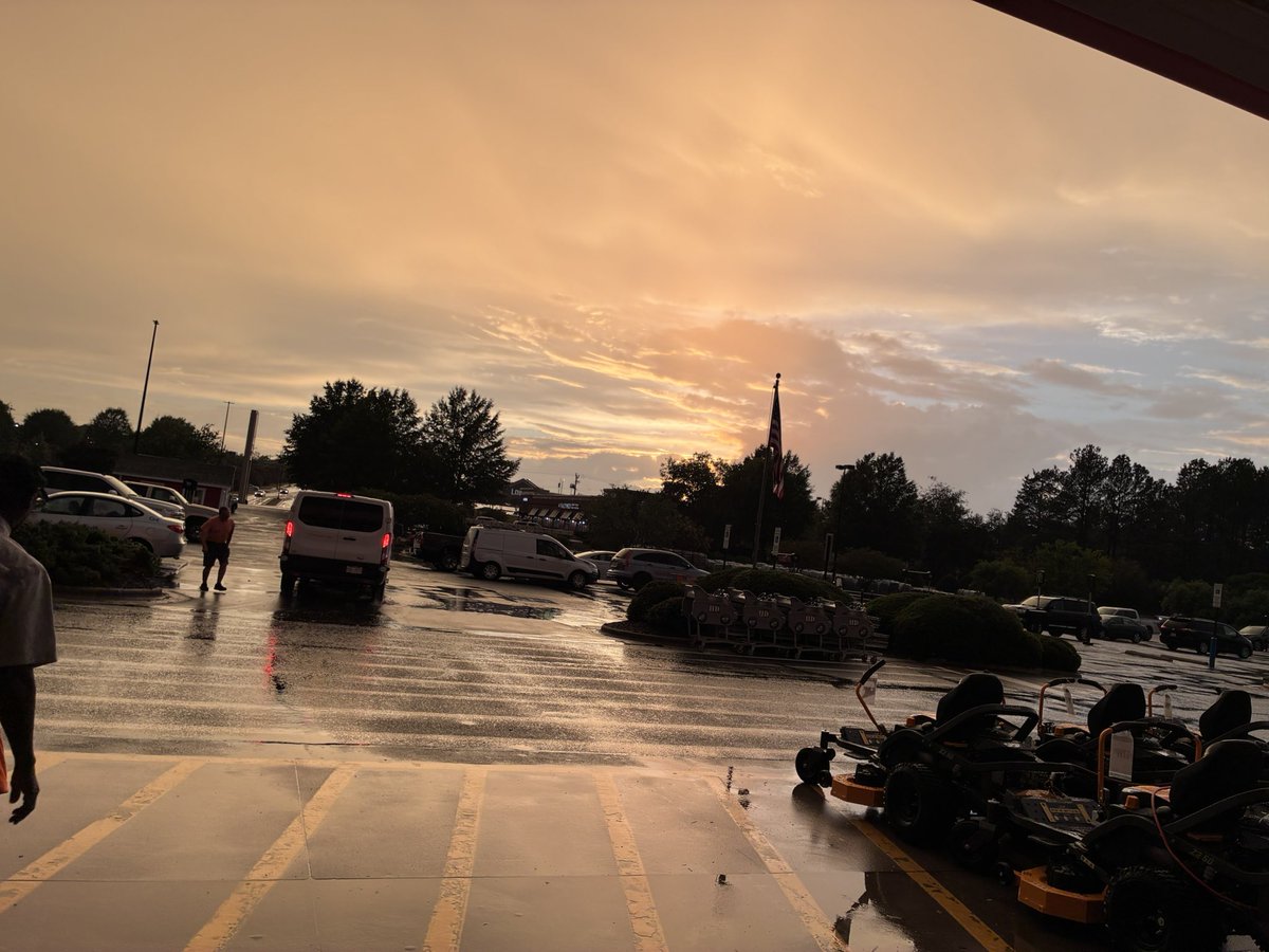 ZoeyCozy's tweet photo. @boysbelnboys Parking lot sunsets hit different https://t.co/9Un8sYhmkB