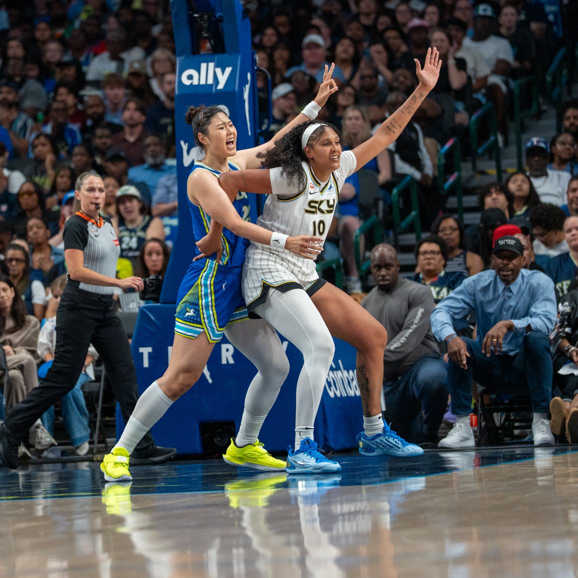 TheCoachMelissa's tweet photo. Li Yueru spoke highly of Kamilla Cardoso, who she was a difference-maker against tonight on the defensive end.

Yueru said that Cardoso inspires her and reminds her that "bigger players" still have a place in this league.

@TheIXSports | #wingsup https://t.co/5RvOREx8Tc