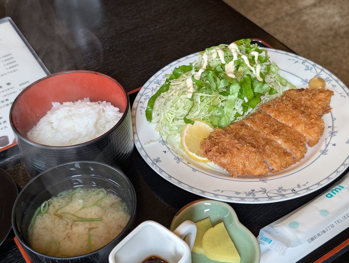 KsN_Bee's tweet photo. 最近お気に入りのグッドマン
カツ丼→天丼ときてからのポークカツ定食
カツ美味しい
次は生姜焼き定食かな https://t.co/thd77KSrhp