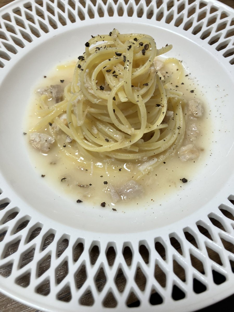 334marx's tweet photo. 麺屋のほうは豚骨ラーメンの技術で作ったパスタを開発しました。
見た目はイタリアンですが、食べると博多とロマーニャが合体したかのような一皿に仕上がりました https://t.co/UgGKcStPZ8