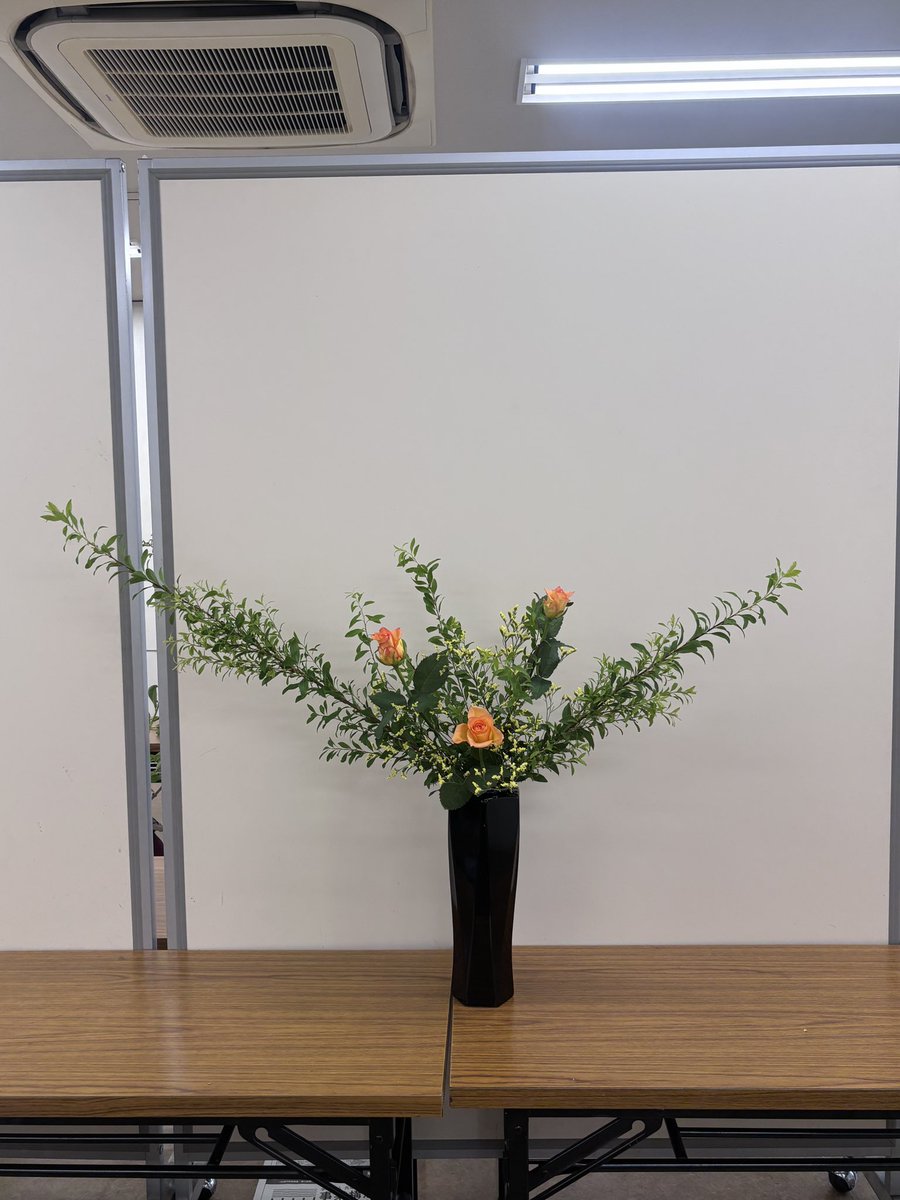 maimaitsuburi's tweet photo. 雪柳、薔薇、ハイブリッドスターチース

#いけばなお稽古 https://t.co/6rrkI354uj