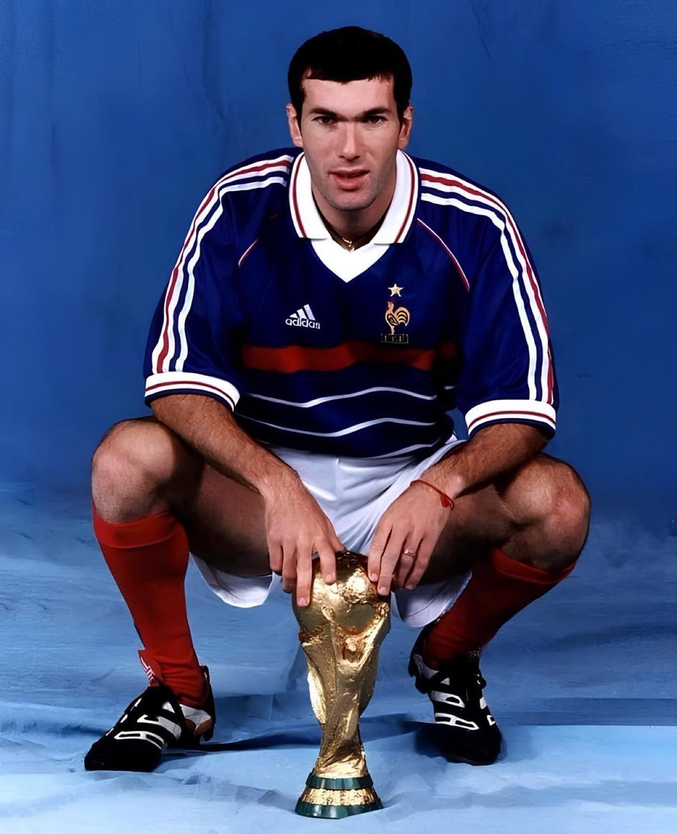futnostalgico's tweet photo. Zidane em 1998. 🇫🇷 https://t.co/WdJoX7Qr6d