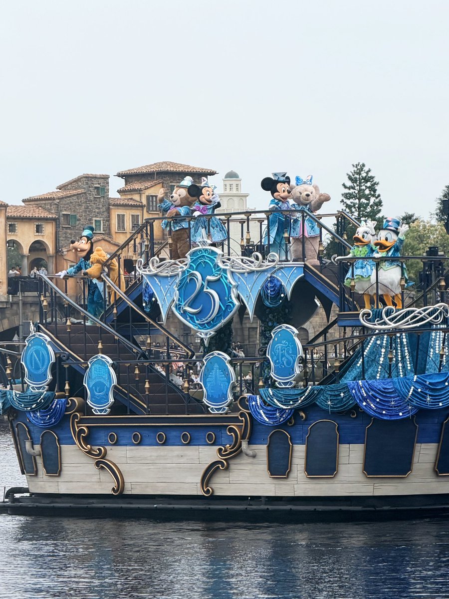 fuyumi1108's tweet photo. ‧₊ Disney day'♡ ‧₊˚ 🏰 🪄 🩵

夢の国に、夢の人と、夢の時間を

#日常垢
#Disneysea https://t.co/beesxD6yyU