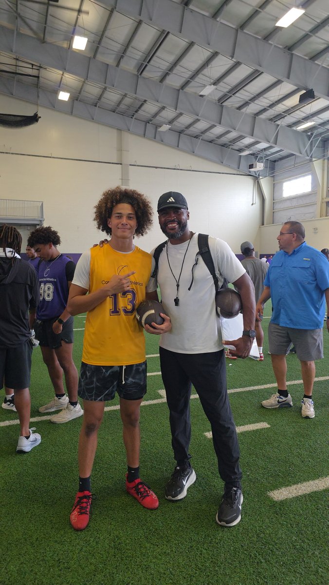 Eli_JohnsonQB's tweet photo. Had a great time at the @connectedathUSA camp! Thank you @RealBradSmith for taking the time to speak with me after practice. I had a great learing experience both in the classroom and on the field. looking forward to implementing everything I've learned. https://t.co/zxKLtAuPeF