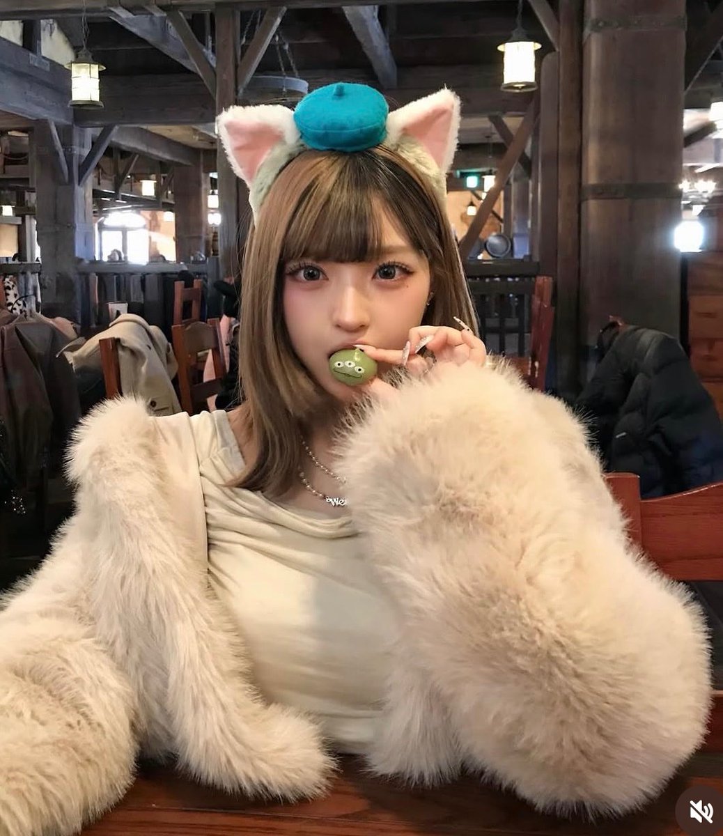 joha_alam's tweet photo. しかもさ、ディズニー行く度に雰囲気ガラッと変えて、世界観合わせてるのすごいよな。めちゃ参考になるw https://t.co/u0LMEi6yl9