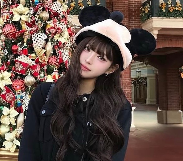 joha_alam's tweet photo. しかもさ、ディズニー行く度に雰囲気ガラッと変えて、世界観合わせてるのすごいよな。めちゃ参考になるw https://t.co/u0LMEi6yl9