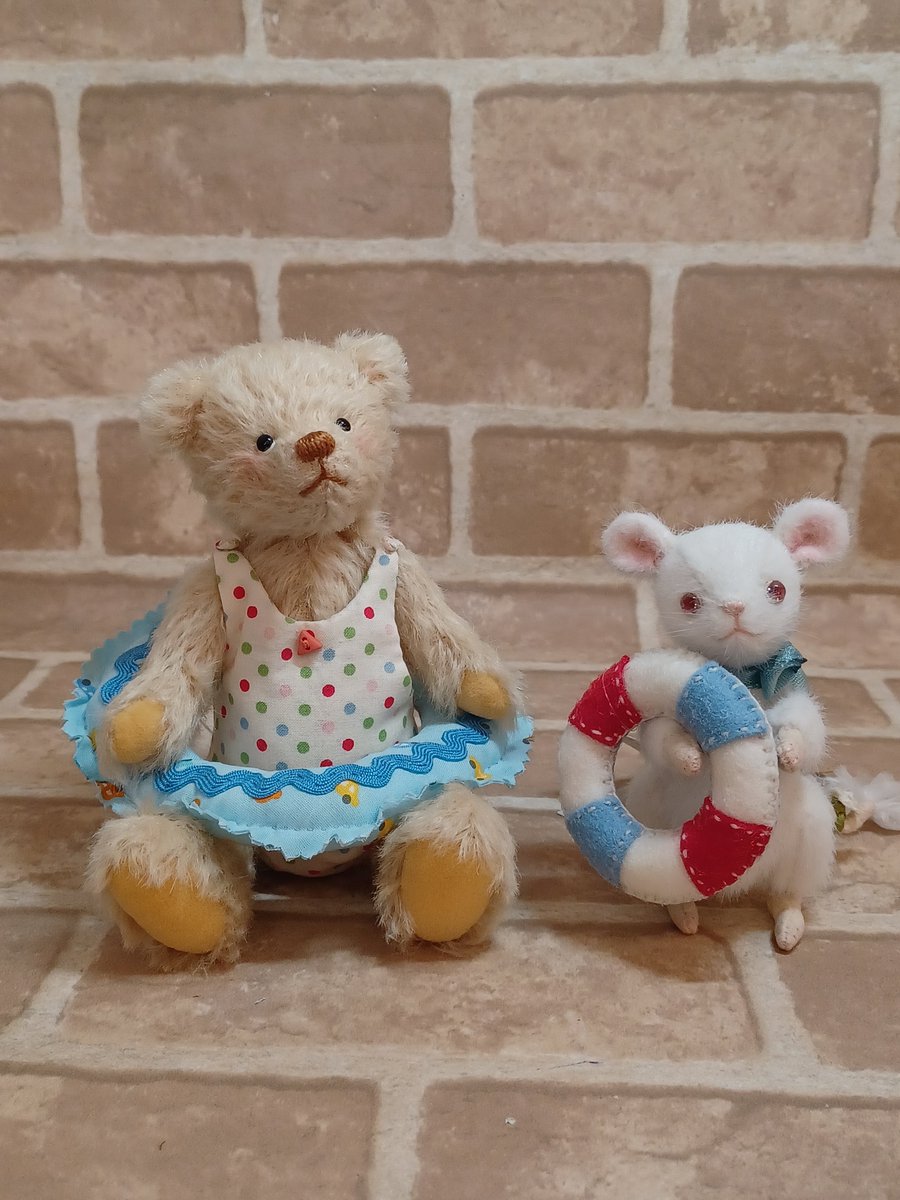 timeroman_doll's tweet photo. ♦テディベア合同展 『夏色テディベアフェスティバル』開催中♦7月3日（金）～7月20日（月）

『夏色テディベアフェスティバル』より、ご出展作家様の
「ArcoBear」さま作の【早く泳ぎたいな】と「Plusesu」さま作の【白いネズミさん】をご紹介いたします。

https://t.co/AUDNvW4rVP https://t.co/UN74iCIBts