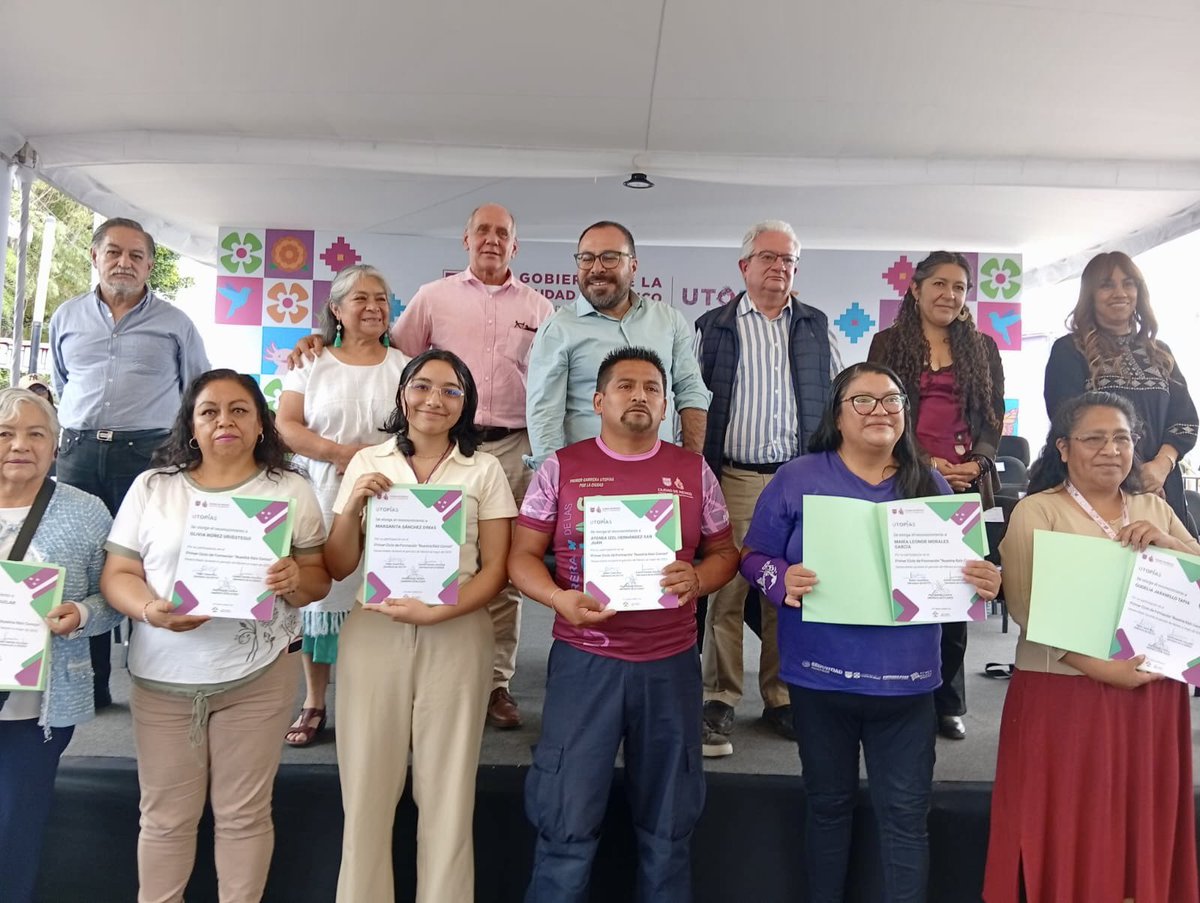 SEBIEN_cdmx's tweet photo. @PabloYanesRizo, secretario de Bienestar e Igualdad Social, y Raúl Basulto Luviano, secretario de Obras y Servicios, entregaron reconocimientos a colaboradores de las Utopías de #Iztapalapa que concluyeron su formación para fortalecer el trabajo comunitario. 🫂🎭 https://t.co/EkWu3LiiXa