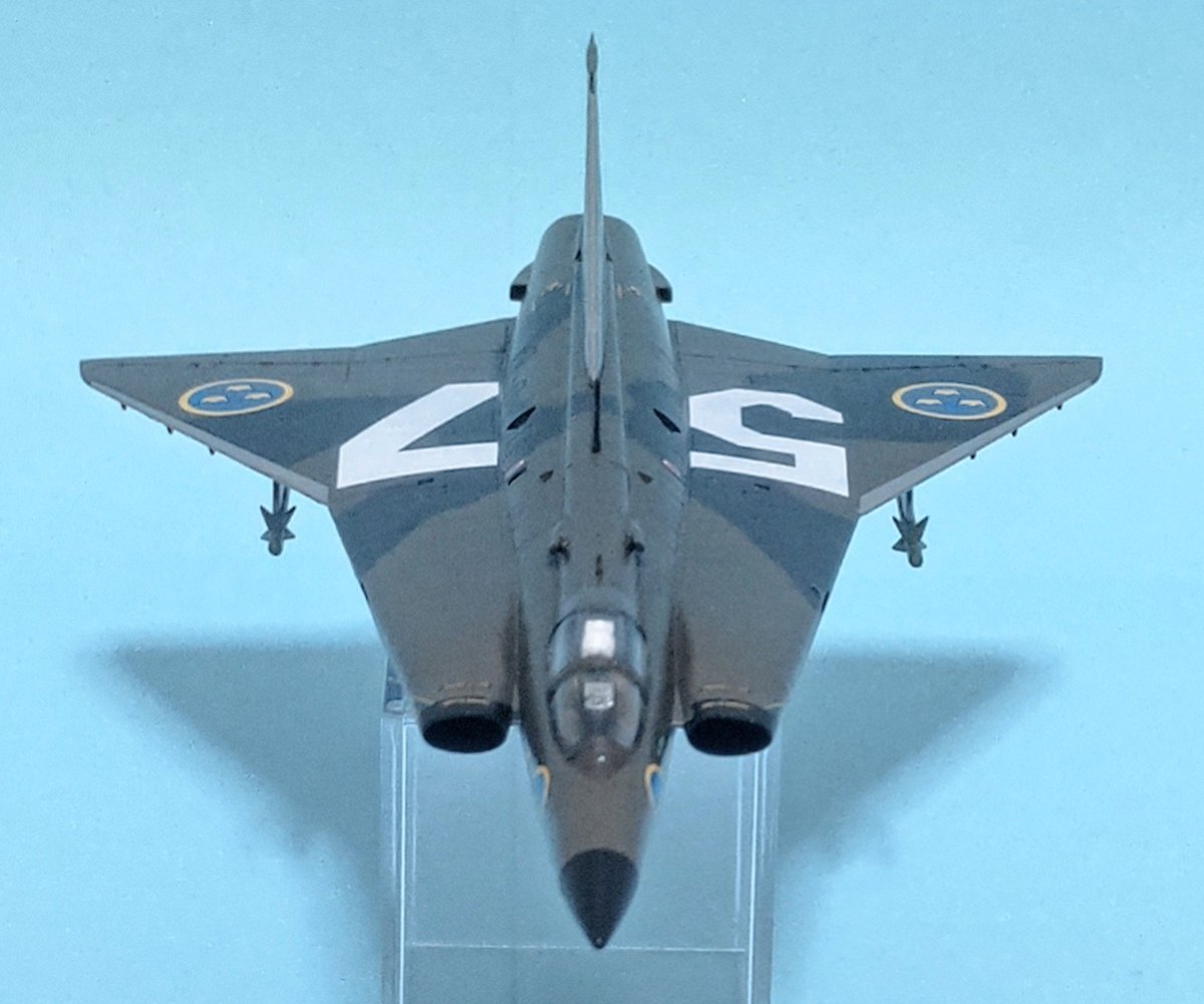 HiroMTB_windsyn's tweet photo. サーブ35ドラケン。1950年代に中立国スウェーデンが自国防衛用に開発。超音速性能を得るためにデルタ翼が採用されたが、有事の際は高速道路を滑走路代わりにするため、デルタ翼が苦手とするSTOL性能が求められ、その対策としてダブルデルタ翼となった。
キットはハセガワ1/72。 https://t.co/3fAPYUXAo4