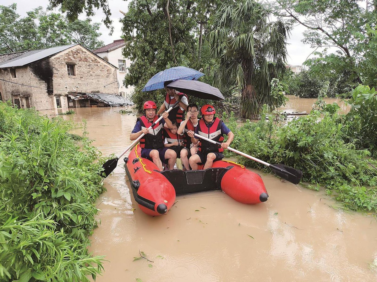 pixelpizzazzCN's tweet photo. Check out these @TaizhouCity heroes, working hard before and after Typhoon Bavi to protect their city. 
Real communities, real actions! 👏🏻
#TyphoonBavi #China https://t.co/2bFSmrBZHD