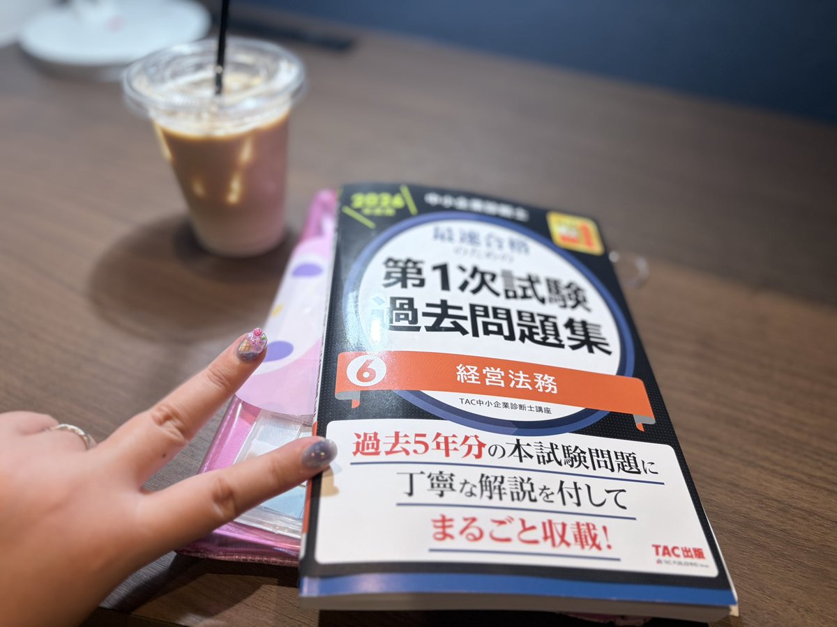 hotamelochan's tweet photo. 今日は朝からパーソナルトレーニング！終わったので、自宅マンションのスタディブースでガリ勉します🔥 https://t.co/HltHmBsVGY