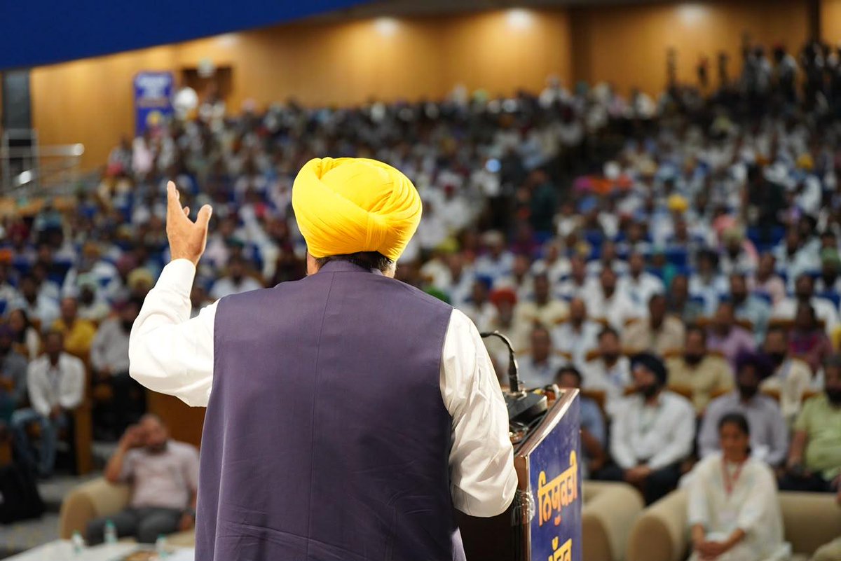 BhagwantMann's tweet photo. ਅੱਜ ਦਾ ਦਿਨ ਜੰਗਲਾਤ ਵਿਭਾਗ ਦੇ ਕਾਮਿਆਂ ਲਈ ਬੇਹੱਦ ਖੁਸ਼ੀ ਭਰਿਆ ਰਿਹਾ... ਲੰਮੇ ਸਮੇਂ ਤੋਂ ਇੰਤਜ਼ਾਰ ਕਰ ਰਹੇ 516 ਕੱਚੇ ਕਾਮਿਆਂ ਦਾ ਭਵਿੱਖ ਸੁਰੱਖਿਅਤ ਕਰਦਿਆਂ ਉਨ੍ਹਾਂ ਨੂੰ ਪੱਕੇ ਕਰਕੇ ਨਿਯੁਕਤੀ ਪੱਤਰ ਸੌਂਪੇ ਗਏ ਅਤੇ 237 ਕਰਮਚਾਰੀਆਂ ਦੀਆਂ ਰੁਕੀਆਂ ਹੋਈਆਂ ਤਰੱਕੀਆਂ ਬਹਾਲ ਕੀਤੀਆਂ ਗਈਆਂ...
ਇਸਦੇ ਨਾਲ ਹੀ ਸ੍ਰੀ ਗੁਰੂ ਰਵਿਦਾਸ ਜੀ ਦੇ 650ਵੇਂ ਪ੍ਰਕਾਸ਼ ਪੁਰਬ ਨੂੰ ਸਮਰਪਿਤ ਹਰੇਕ ਜ਼ਿਲ੍ਹੇ 'ਚ 6.5 ਲੱਖ ਅਤੇ ਸੂਬੇ 'ਚ ਕੁੱਲ 50 ਕਰੋੜ ਨਵੇਂ ਬੂਟੇ ਲਗਾਉਣ ਦਾ ਇਤਿਹਾਸਕ ਟੀਚਾ ਮਿੱਥਿਆ ਗਿਆ ਹੈ...
ਠੇਕੇਦਾਰੀ ਸਿਸਟਮ ਦਾ ਖ਼ਾਤਮਾ ਕਰਕੇ ਹੁਣ ਤੱਕ 68,000 ਤੋਂ ਵੱਧ ਨੌਜਵਾਨਾਂ ਨੂੰ ਸਰਕਾਰੀ ਨੌਕਰੀਆਂ ਦੇ ਚੁੱਕੀ ਸਾਡੀ ਸਰਕਾਰ 'ਰੰਗਲੇ ਪੰਜਾਬ' ਦੀ ਸਿਰਜਣਾ ਲਈ ਪੂਰੀ ਤਰ੍ਹਾਂ ਵਚਨਬੱਧ ਹੈ...