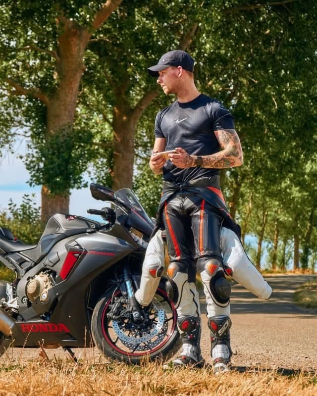 UYourcontrol's tweet photo. Even during summer drive safe &amp; wear your leathers and your boots like this #LeatherBiker ✌️😍 https://t.co/PWUQBsh3rN