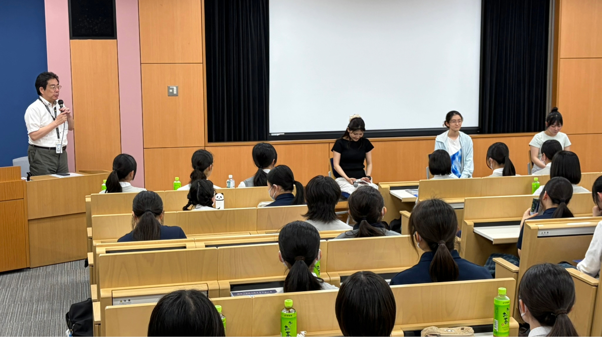 toho_phar's tweet photo. 7/9（木）、高大連携協定を結んでいる国府台女子学院高等部の皆さんが習志野キャンパスを訪問！

3学部（薬学部・理学部・健康科学部）の紹介や研究室見学、国府台女子学院卒業生である在学生とのトークセッションを実施しました✨

#東邦大学 #薬学部 https://t.co/rfnUIlUrz8