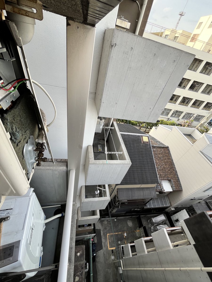 SY27270176's tweet photo. この夏初めて冷房かけたら熱風が🥵

電源リセット、暖房↔︎冷房 切り替えを繰り返しても直らず🥲

仕方なく室外機を開けて四方弁を叩きまくって復活❗️

簡単なお仕事でした☺️
ちょっと高所にあることを除いたら https://t.co/3trvpUygs5