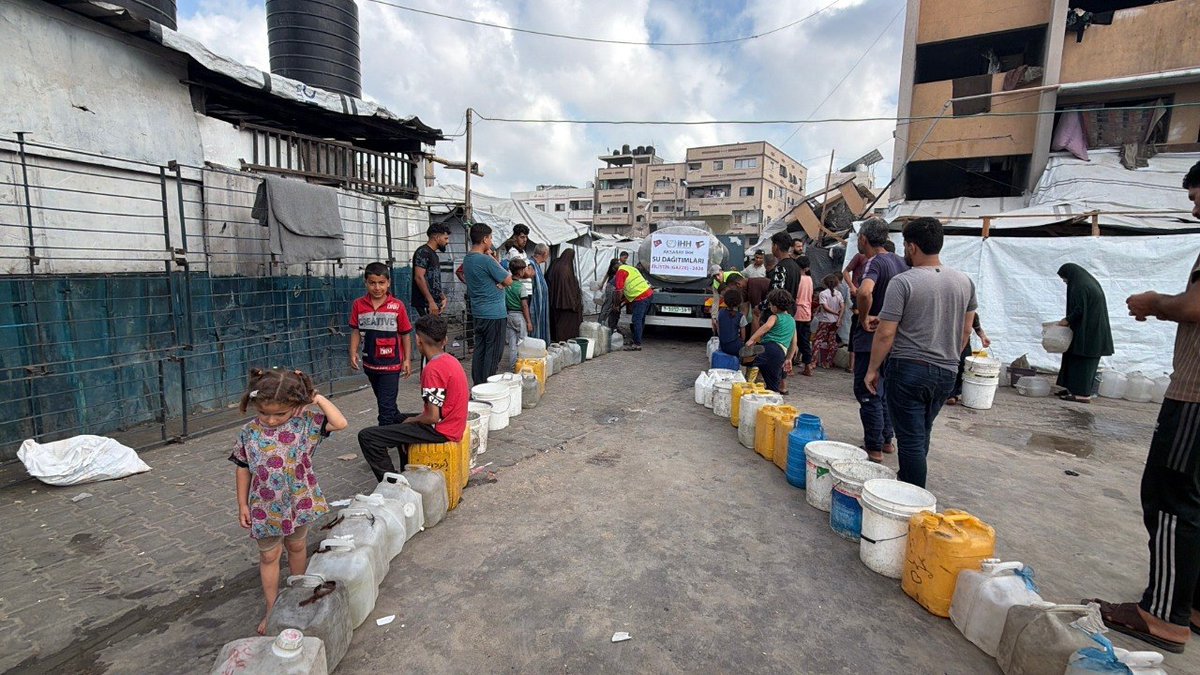 ihhinsaniyardim's tweet photo. 🇵🇸 Aksaray İHH, Gazze'de abluka, saldırılar ve yaz sıcaklarıyla mücadele eden ailelere su tankerleriyle temiz içme suyu ulaştırdı.

Gazze halkının yanında olmaya, yaralarını sarmaya devam edeceğiz.

📨 DEGISTIR yazıp 4072'ye SMS göndererek 240 TL yardımda bulunabilirsiniz.
🌐 Online bağış: https://t.co/1SkvL75Iec

İnsan Hak ve Hürriyetleri ve İnsani Yardım Vakfı
TR66 0001 0004 8802 1249 9450 07
Açıklama: SU