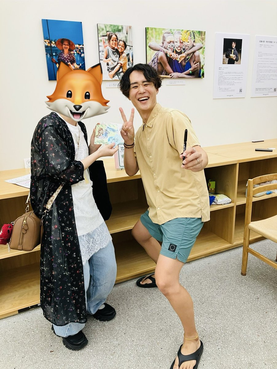 aoi_evertale's tweet photo. 話聞いてくれて、サインのコメントにもきちんと話の内容を入れてくれる気遣いの出来る素敵な推しでした- ̗̀( ˶^ᵕ'˶)b
後ろのスタッフの方々も本当に笑顔で接して頂い��平和な空間でした！
あと写真展もじっくり見てきました。
本当にありがとうございました‼️
  #とったび
  #とったみ
  #写真展 https://t.co/OvmIQ31Zve