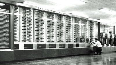 ForoHistorico's tweet photo. 🖥️ Antes de los ordenadores modernos hubo máquinas del tamaño de una habitación. #TalDíaComoHoy de 1944 IBM entregó a Harvard la Mark I, la primera calculadora digital electromecánica de gran escala, un hito en la historia de la computación. https://t.co/NFipRWG3po