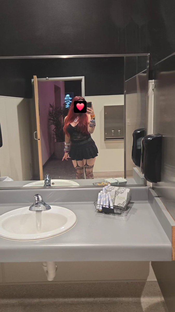 g_goddesss's tweet photo. 🥴🍻 https://t.co/h7iHNQkPHM