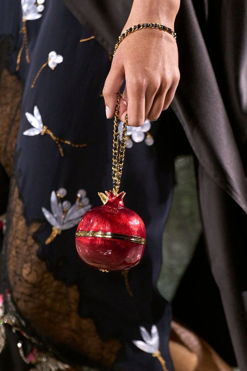 LeoDaVinciWave's tweet photo. Chanel turned a pomegranate into a statement handbag. https://t.co/rBnUoMCODb
