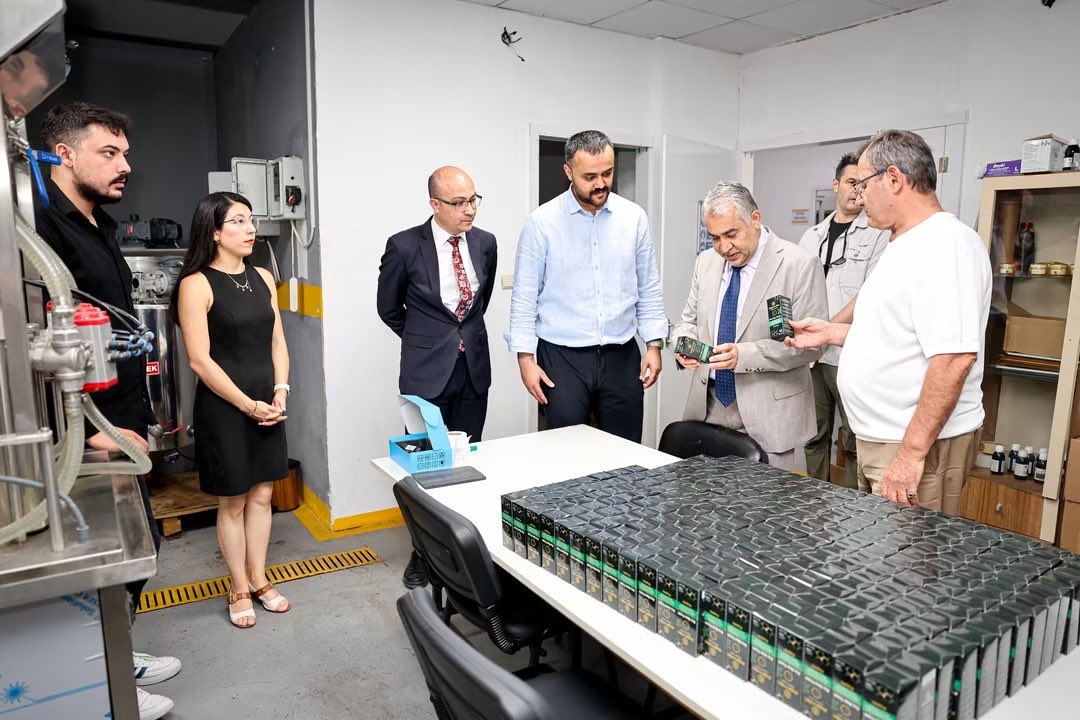 stmaydinil's tweet photo. Müdürümüz Fatih ULUTAŞ Aydın Adnan Menderes Üniversitesi Rektörü Prof. Dr. Bülent KENT ile birlikte üniversite-sanayi iş birliği kapsamında ASTİS'de faaliyet gösteren Harbee Kozmetik Gıda firmasını ziyaret etti. https://t.co/6wDViINpXi