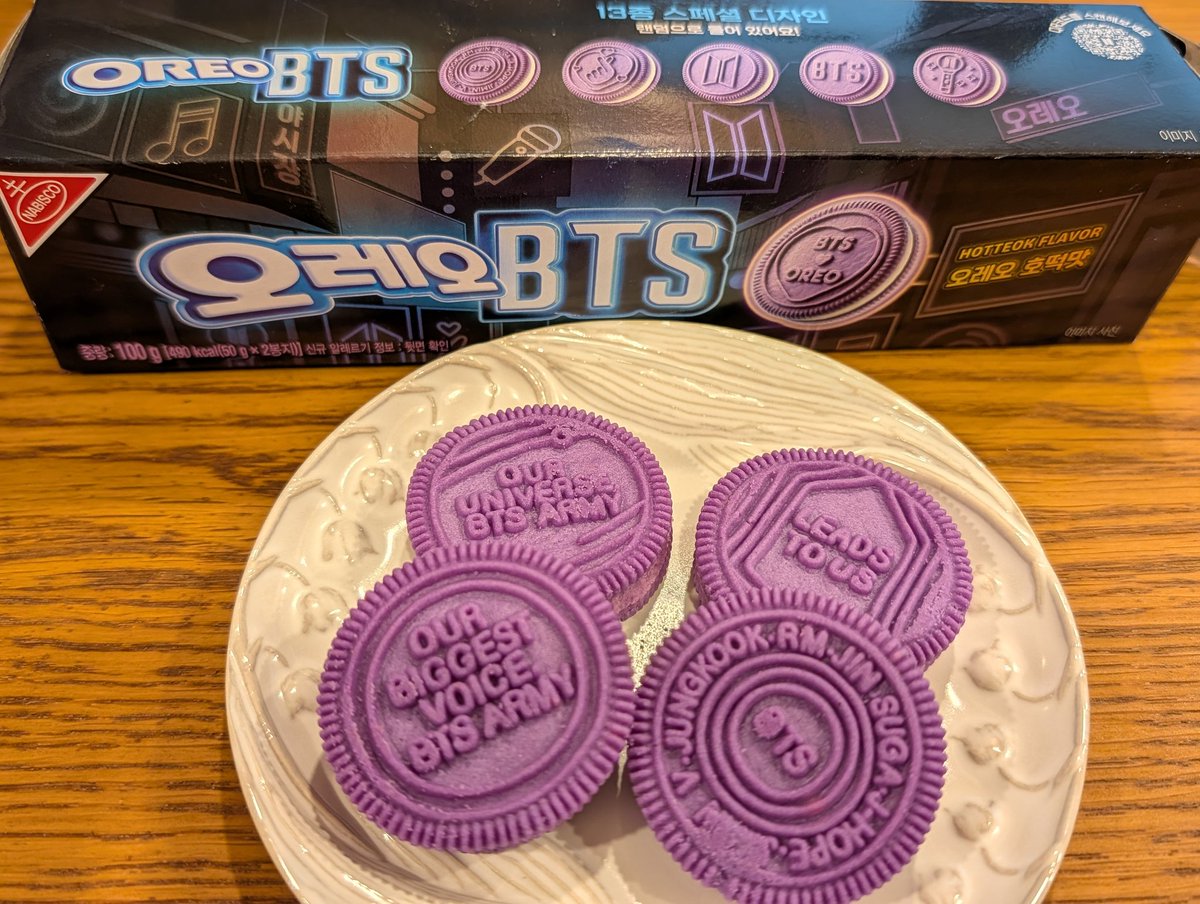 UU35UUU's tweet photo. 釜山で買ったOREO BTSを開封！ホットク味とのことだけど、紫芋風味に感じるのは色（ばんたんカラーの紫）のせいですよね。。クッキー部分のデザインが豊富ですごい。
#BTS https://t.co/qhTsMfHEhU