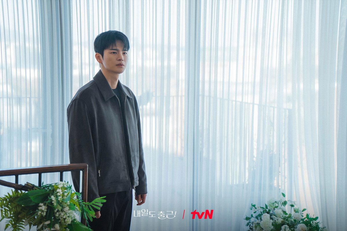 CJnDrama's tweet photo. 결혼식장에서 마주친 전남친과 현남친!?👀
지윤을 사이에 둔 세 사람의 공기 심상치 않다..💥

[월화] 저녁 8:50ㅣtvN

#즐거움엔20tvN #내일도출근! #SeeYouatWorkTomorrow!
#tvN #Wavve #웨이브 https://t.co/qN5ADyj4Dq