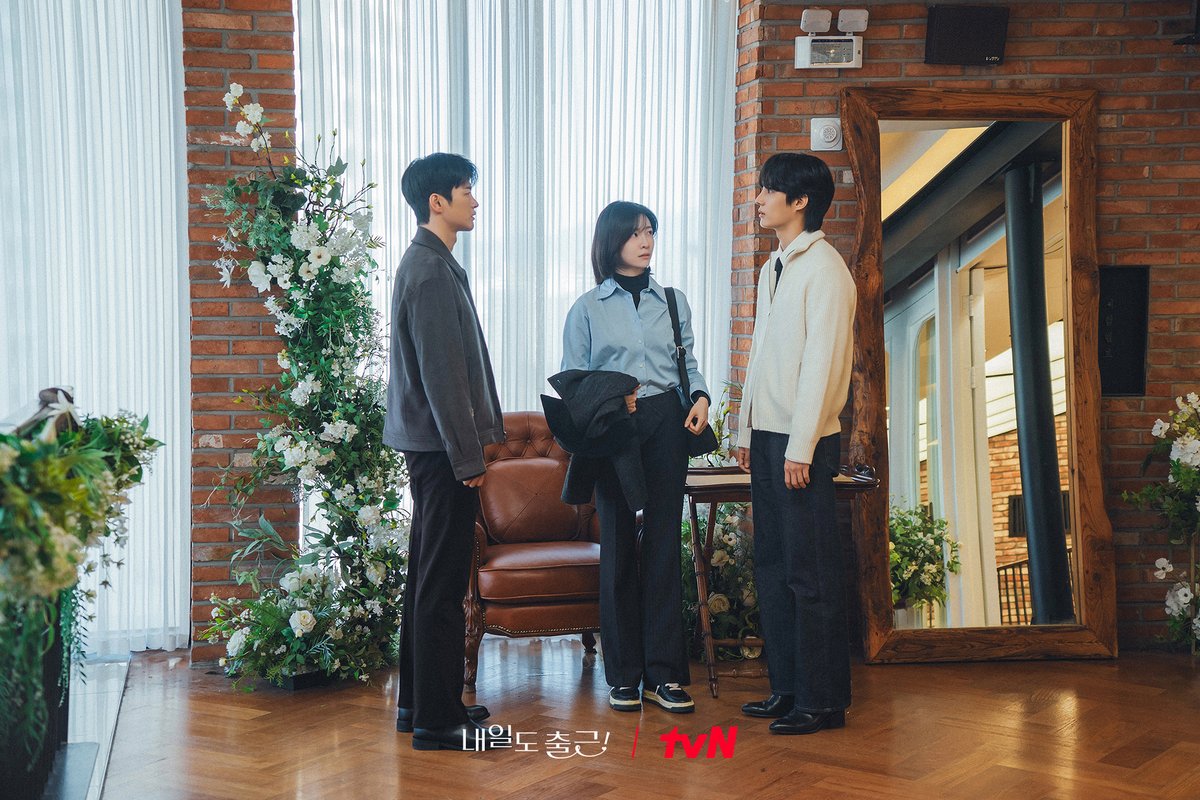 CJnDrama's tweet photo. 결혼식장에서 마주친 전남친과 현남친!?👀
지윤을 사이에 둔 세 사람의 공기 심상치 않다..💥

[월화] 저녁 8:50ㅣtvN

#즐거움엔20tvN #내일도출근! #SeeYouatWorkTomorrow!
#tvN #Wavve #웨이브 https://t.co/qN5ADyj4Dq