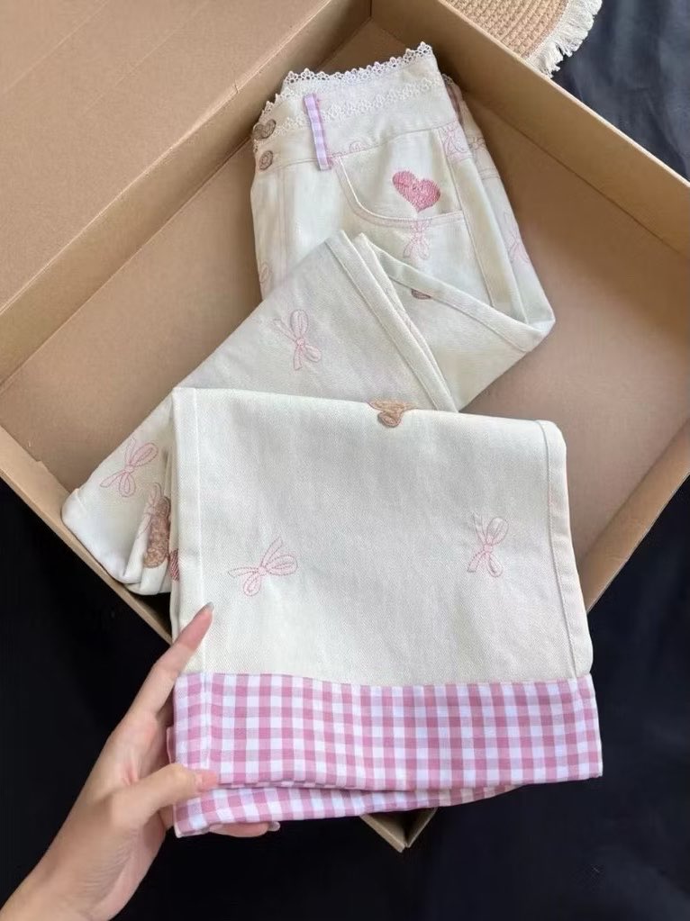 whyalwaysra's tweet photo. CEWEK CUTE WAJIB PUNYA CELANA INI ‼️🎀🤍

Cute pants dengan renda, pita sampai motifnya yang gemes semua…Dipakai sama kaos polos aja udah bikin outfit kelihatan manis tanpa effort berlebihan💖

Lucu buat ngampus, nongkrong atau ngafe &amp; harganya masih ramah dikantong🫶✨ https://t.co/qoakm9B1ff