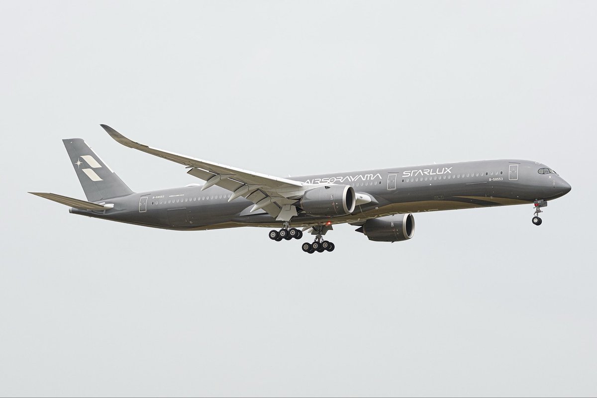 1kawa_train's tweet photo. 2026/7/12(日)
STARLUX SJX800(TPE→NRT)
Airbus A350-1041 B-58553 Airsorayama Silver Livery
NRT/RJAA R/W16L↘︎ https://t.co/vZQoMdNHm2