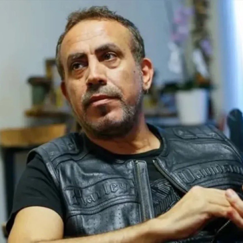 sokakkedisitv's tweet photo. 🔴 Haluk Levent'in gözaltına alınmasının ardından Fatih Altaylı'nın yazısı yeniden gündem oldu;

“Her ne kadar Haluk Levent daha önce mali suçlar nedeniyle defalarca hapse girip çıkmış olsa da, kumar bağımlılığından dolayı sürekli ekonomik ve buna bağlı adli sorunlar yaşasa da iyi niyetli ve sempatik biri olarak görülüyordu.

Ve Kızılay’ın başındaki zat o denli “kirli” bir imaj oluşturmuştu ki, halk Kızılay’ın başkanındansa kumar bağımlısı Haluk Levent’i bile çok daha güvenilir gördü ve Ahbap Derneği’ne yardımlar yağmaya başladı.

Herkes ama herkes deprem yardımlarını Ahbap’ın hesabına yatırıyordu.

Açıkçası biz de bunu destekliyorduk.

Haluk Levent’i tanıyor, sorunlarını biliyorduk ama her şeye rağmen yine de Kızılay Başkanı Kerem Kınık’tan çok daha güvenilir bir imajı vardı.

Haluk Levent de gelip imaj tazeliyor “Abi, yemin ederim kumarı bıraktım. Artık o işlerden uzağım” diyordu.

Haluk Levent’le özdeşleşen Ahbap Derneği deprem sonrasında 3 milyar TL bağış topladı.

O günün dolar kuru ile 158 milyon dolar, yani bugünün 7 milyar TL’si, Kur Korumalı Mevduat’ta değerlendirsen en az 13 milyar TL.

O günlerde Haluk Levent her yerde “Harcadığımız her kuruşun hesabını vereceğiz. Çok şeffaf olacağız” sözü veriyordu.

Biz de iyi niyetine ve kendisine inanıyorduk.

Aradan üç yıl geçti.

Haluk Levent “Kuruş kuruş hesabını vereceğiz” dediği deprem yardımlarını ne yaptı, ben bilmiyorum.

Ahbap’ın internet sitesinde bu konu ile ilgili net bir bilgi yok, hesap dökümü yok.

Haluk Levent o dönemde bağımsız denetim şirketleri ile her türlü şeffaflığı sağlayacağını söylüyordu.

Ne var ki, aradan geçen 3 yıldan sonra Ahbap’ın internet sitesinde bunlarla ilgili bir hesap dökümü de görünmüyor, bir mali rapora da rastlanmıyor. Uluslararası bir denetim şirketinin raporunu ben göremiyorum.

Ne yalan söyleyeyim, aslında ben de arada birkaç kez bakmak dışında konuyu yakından takip etmiyordum.

Ancak geçtiğimiz günlerde bir gelişme oldu.

Haluk Levent’in başı bir kez daha mali bir suçla anıldı.

Ahbap Derneği’nin başkanı yine bir karşılıksız çek olayı ile gündeme geldi. Yine cezaya çarptırıldı.

Bu kez miktar 70 milyon TL idi.

“Kumarı bıraktım” diyen Haluk Levent belli ki eski alışkanlığından pek de vazgeçememişti.

Ve Türk halkı Kızılay’a güvensizliğinden ciğeri kediye emanet etmeyi tercih etmişti.

Bu durumda Haluk Levent’in söz verdiği gibi tüm mali raporları açıklaması, Ahbap’ın deprem için topladığı bugünün parasıyla yaklaşık 7 milyar TL’nin ya da 158 milyon doların hesabını Türk halkına kuruş kuruş vermesi gerekmektedir.

Umarım ve inşallah verir.

Çünkü bu millet bir kez daha kandırılmış olmanın yaratacağı yıkımı kolay kolay atlatamaz.”
