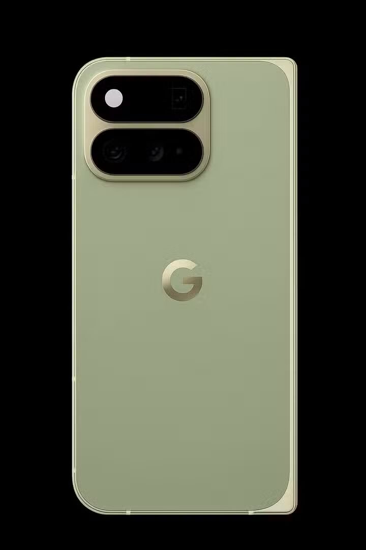 smartechdaily's tweet photo. 📱 تسريب جديد يكشف أول صورة واقعية لهاتف Google #Pixel11ProFold قبل الإعلان الرسمي.
📐 يبدو أن Google حافظت على التصميم العام، مع تحسينات بسيطة تشمل جزيرة كاميرات أكثر أناقة، إضافة إلى هيكل أنحف وأخف وزناً.
⚙️ ومن المتوقع أن يعمل الهاتف بمعالج Tensor G6، على أن يتم الكشف عنه رسمياً خلال حدث Made by Google في 12 أغسطس.