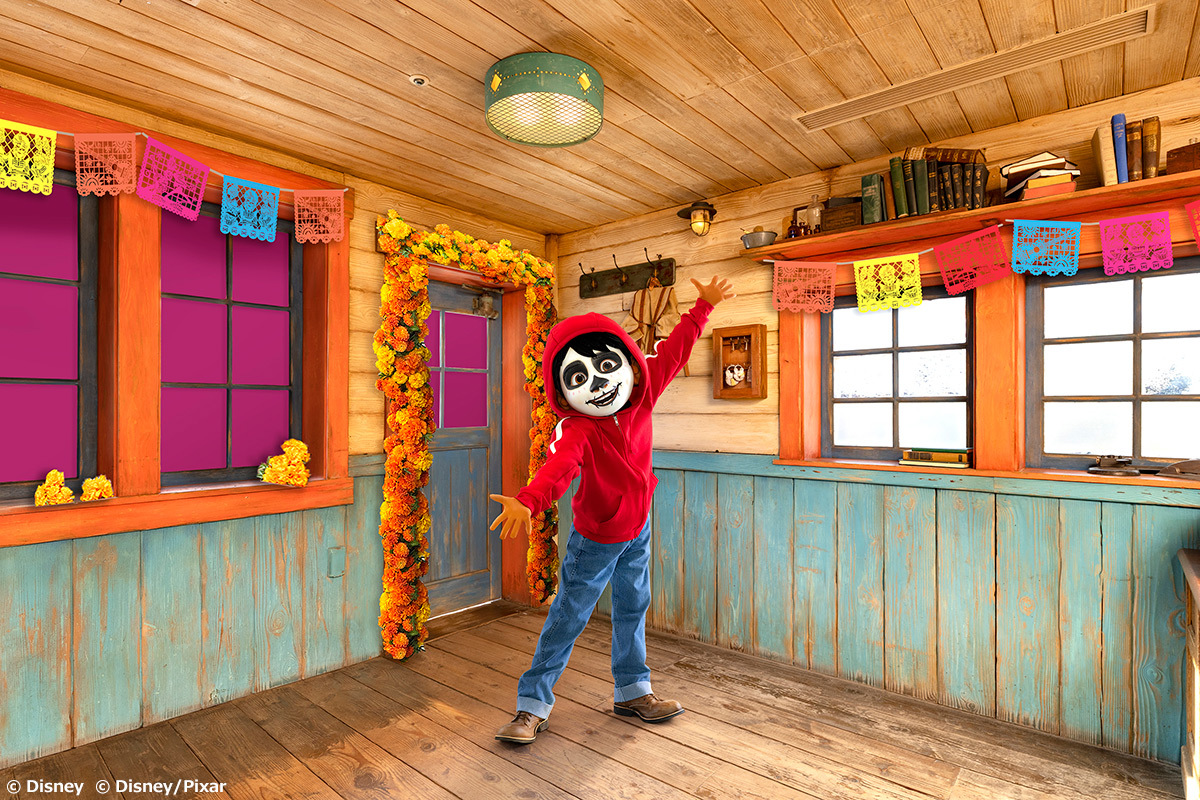 TDR_PR's tweet photo. 💡ニュース💡
東京ディズニーランド®と東京ディズニーシー®では、9月16日から10月31日まで「ディズニー・ハロウィーン」を開催します🎶

東京ディズニーランドでは、「ディズニーヴィランズ」が繰り広げるパレード「ザ・ヴィランズ・ハロウィーン"Into the Frenzy"」を、東京ディズニーシーのメディテレーニアンハーバーでは、パンプキンやお菓子をモチーフにした衣装のミッキーマウスをはじめとするディズニーの仲間たちが登場する「ディズニー・ハロウィーン・グリーティング」を今年も公演！
 
さらに、東京ディズニーシーのロストリバーデルタでは、9月16日から11月2日まで、ディズニー＆ピクサー映画『リメンバー・ミー』の世界をテーマとした「ラソス・デ・ラ・ファミリア」を昨年からエリアを拡大して実施します✨
 
くわしくは
https://t.co/0yW2CrsQZu