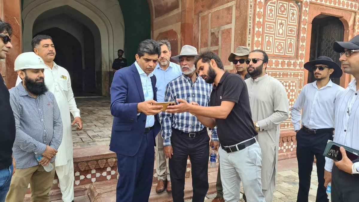 PWCAuthority_'s tweet photo. Mr. Rashid Iqbal Nasrullah, Adviser to the CM of Punjab, visited the Shahdara Complex along with DG WCLA, Mr. Najmussaqib, and the WCLA team to review the ongoing conservation works. 

#WCLA #ShahdaraComplex @GovtofPunjabPK @cmopunjabpk @SMUReforms https://t.co/M2jZdZd4lK