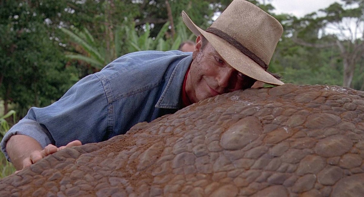 YGKere's tweet photo. Gamin, j'ai visité Jurassic Park avec lui, et ça a tout changé, alors il est devenu à mes yeux l'acteur par excellence, avant même Indy, Luke et les milliers qui ont suivi. Ce matin, c'est donc difficile. 
Sam Neill est décédé à l'âge de 78 ans. 
Mes hommages, Monsieur, et merci. https://t.co/nJ12JL3MnC
