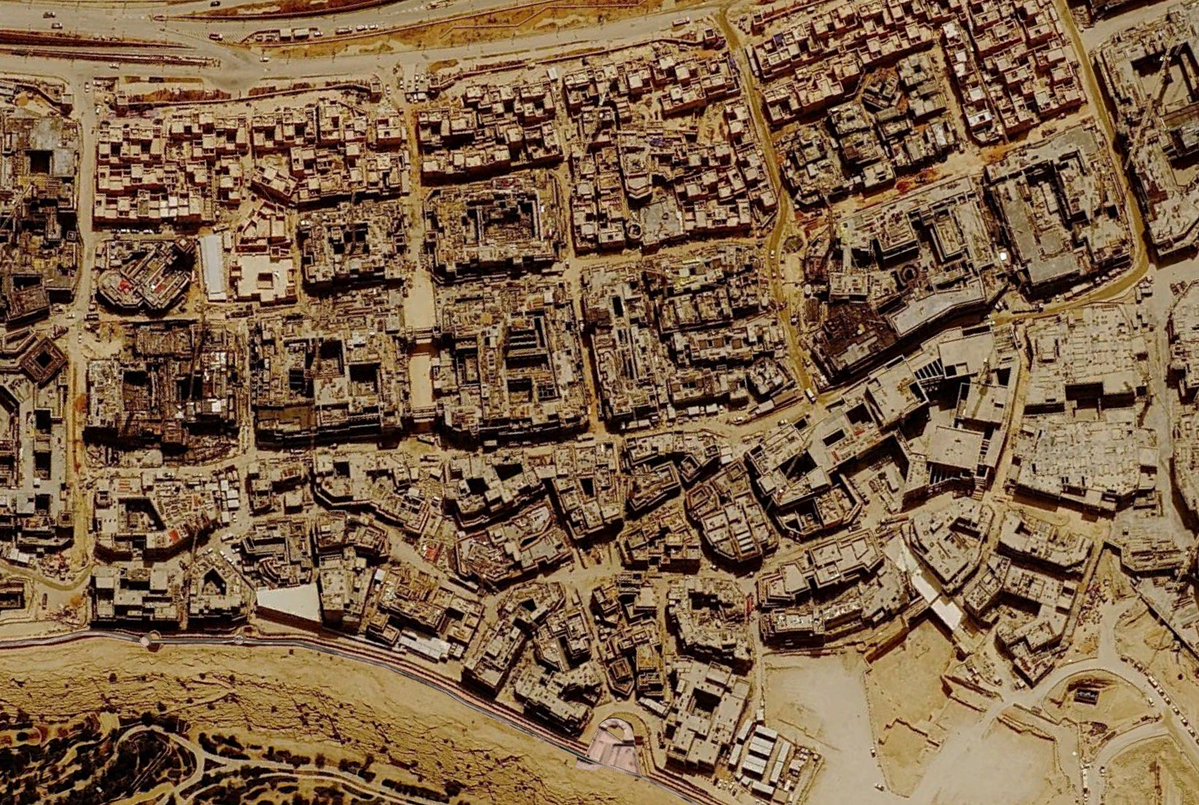 MashhadM_'s tweet photo. عند دخول بوابة الدرعية، ستشعر وكأنك عدت 300 عام إلى الوراء، بين الأزقة الضيقة والمباني النجدية الأصيلة التي تروي تاريخ الدولة السعودية الأولى

الصور حديثة من المشروع 🔥 https://t.co/iI6xtmdSqM