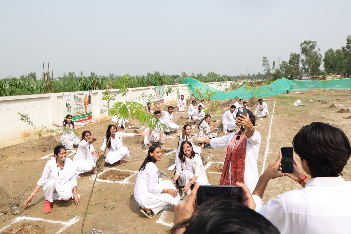 yamglobal1's tweet photo. @ShriguruPawanji @DMMoradabad @imBhupendrasinh With a spirit of sewa, our volunteers joined the district administration in planting saplings, reaffirming our commitment to a greener, healthier, and more sustainable Bharat. Every sapling planted today is a promise for a better tomorrow. https://t.co/CbvIlu4nUr