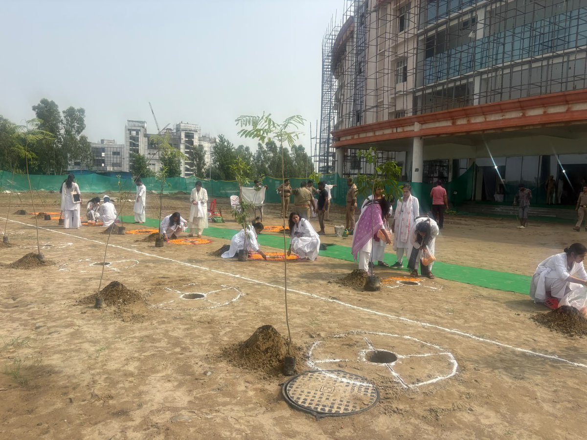 yamglobal1's tweet photo. @ShriguruPawanji @DMMoradabad @imBhupendrasinh With a spirit of sewa, our volunteers joined the district administration in planting saplings, reaffirming our commitment to a greener, healthier, and more sustainable Bharat. Every sapling planted today is a promise for a better tomorrow. https://t.co/CbvIlu4nUr