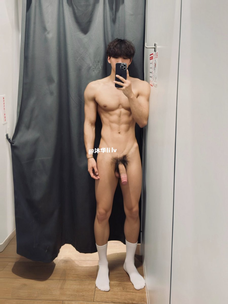 fengzhuhuaxdr's tweet photo. 镜子就应该放在试衣间外面，不然每次试衣服都忍不住欣赏自己的肉体 https://t.co/F9hgkPgMoR