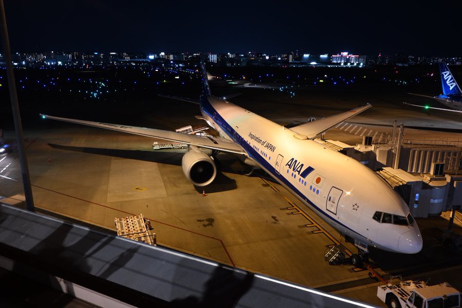 nextflyapp_jp's tweet photo. ✈️台風9号対応でANAが国際線の豪華機材「77W」を国内線に投入！

12日、羽田発那覇行きの臨時便 NH1301 に77W（JA796A） を投入。羽田→那覇→福岡→羽田 の連続運用を実施し、那覇〜福岡線では史上初の77W運航となりました。

#ANA #77W #台風9号 #那覇空港 #福岡空港 #NextFly https://t.co/3boRBpDHGe