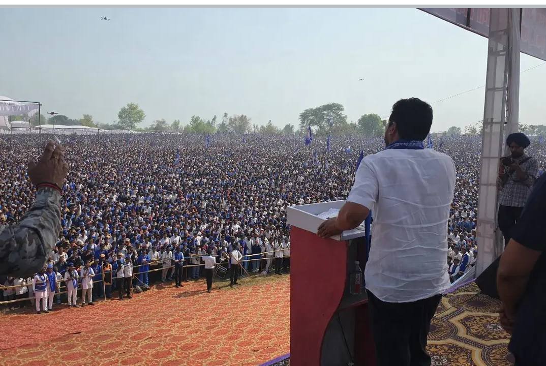 ChouhanSeti's tweet photo. BJP की 'B टीम' सत्ता पक्ष को घेरने के बजाय चन्द्रशेखर आजाद भाई को रोकने के लिए संघर्ष करती नजर आ रही है।😆

@BhimArmyChief https://t.co/4TWAckNnX0