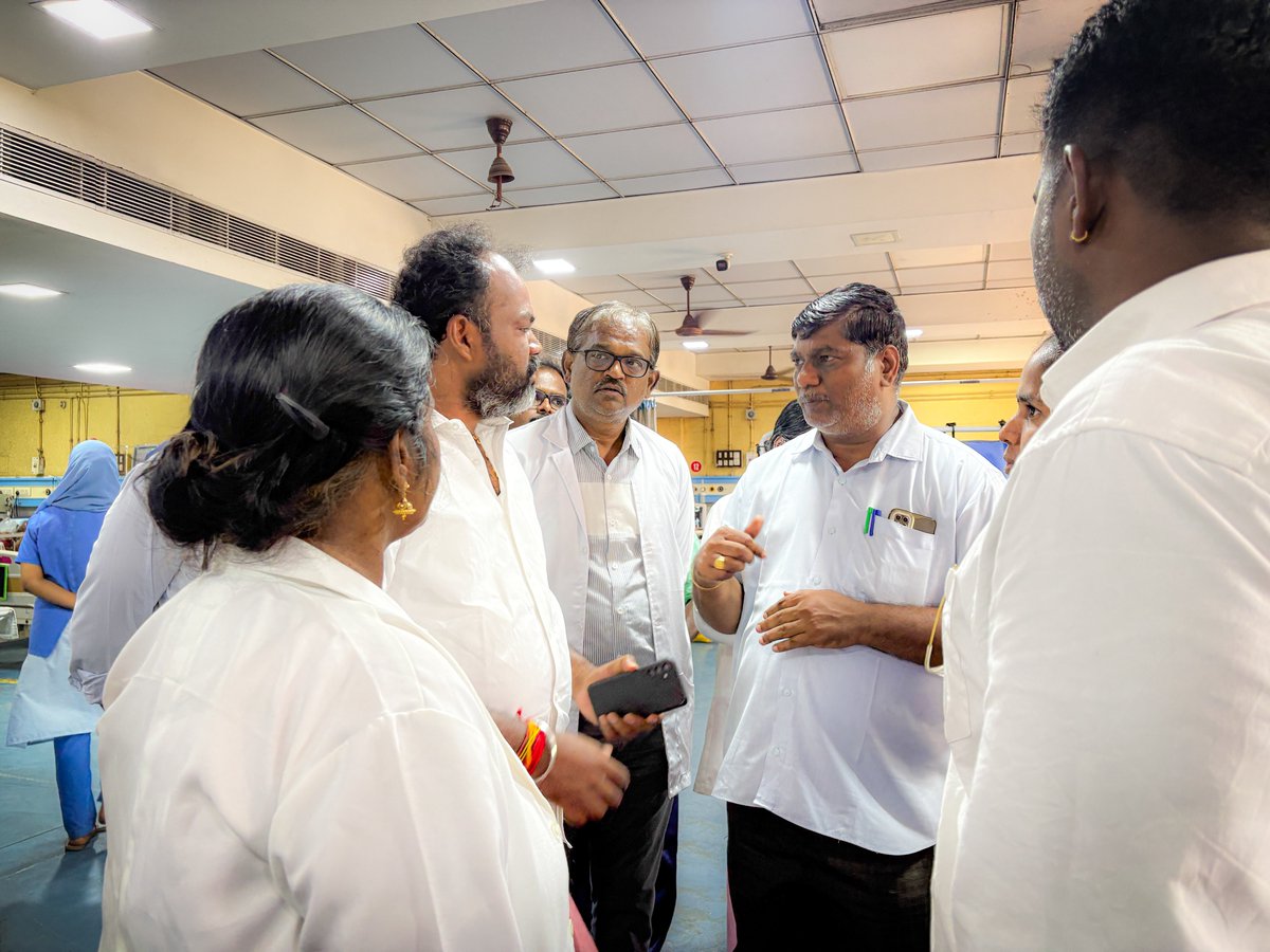 VijayAnban_offl's tweet photo. இன்று அதிகாலை மதுரை கொட்டாம்பட்டி அருகே அரசுப் பேருந்தும், ஆம்னி பேருந்தும் நேருக்கு நேர் மோதிக்கொண்ட கோர விபத்தில் 5 பேர் உயிரிழந்த செய்தி அறிந்து மிகுந்த வேதனையடைந்தேன் உயிரிழந்தவர்களின் குடும்பத்தினருக்கு எனது ஆழ்ந்த இரங்கலைத் தெரிவித்துக் கொள்கிறேன். 

மேலும் விபத்தில் பாதிக்கப்பட்ட பொதுமக்களுக்கு மதுரை ராஜாஜி அரசு மருத்துவமனையில் நேரில் சென்று நலம் விசாரித்து அவர்களுக்கு உரிய உயரிய சிகிச்சை வழங்குவதாக கூறி ஆறுதல் தெரிவித்ததோடு மேற்படி அவர்களுக்கு தேவையான உதவிகளை செய்து தருவோம் எனவும் உறுதியளித்தோம்.

@CMOTamilnadu | @BussyAnand 
@VijayAnbanMLA | @tvkitwingmaduri 
#Madurai #Melur #Busaccident