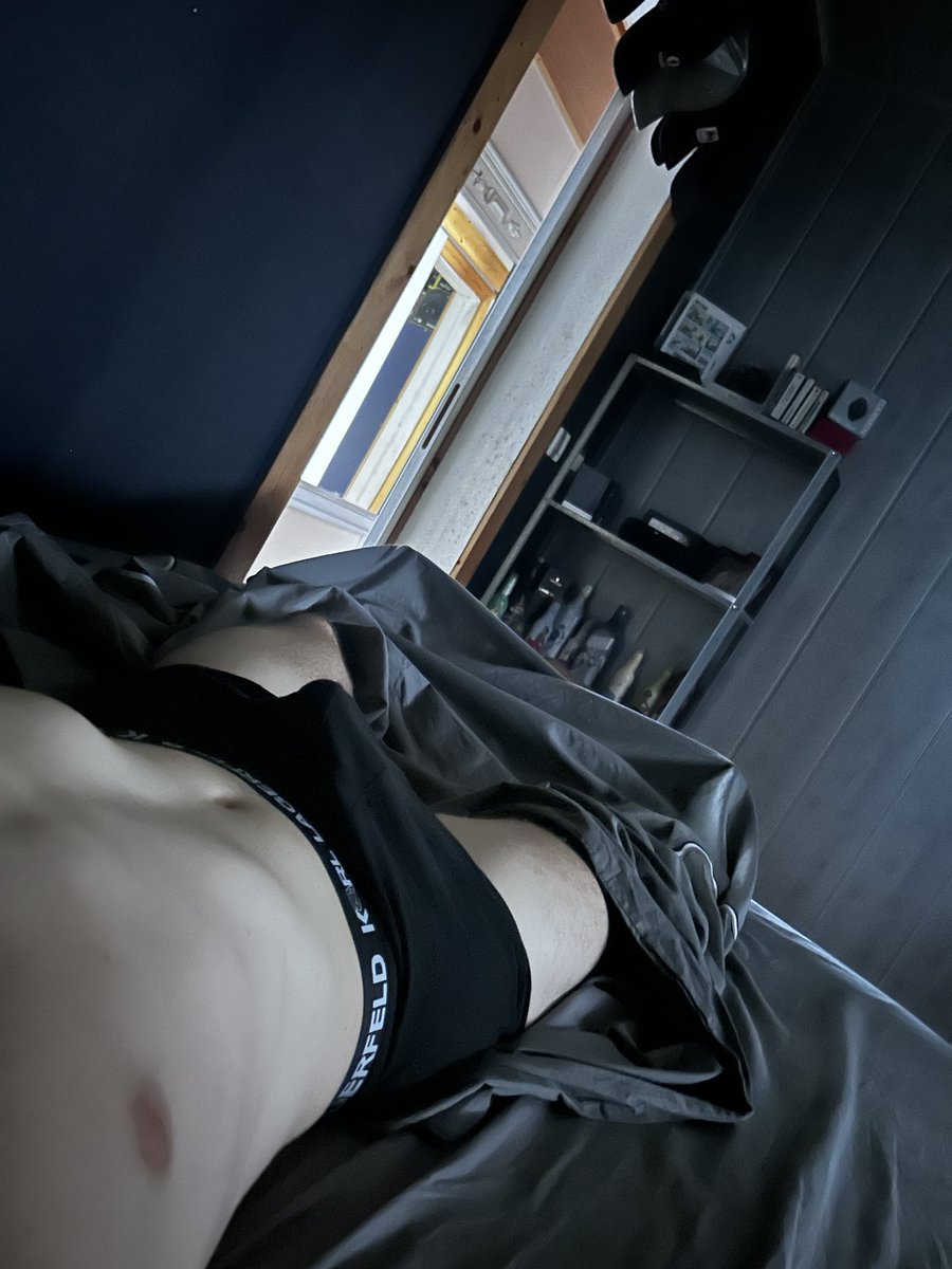 Tg180801's tweet photo. Quelqu’un pour venir entre mes jambes au réveil ? https://t.co/gOKXiYZSbz