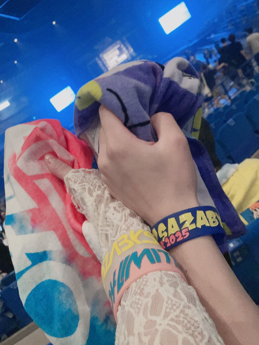 phlli_ea's tweet photo. トーキンのおかげで彼氏との初デートはフェスに行けました꒰˘•̥⧿•̥˘꒱写真たくさんとってご飯も沢山食べれてほんとに楽しかった、箱がぎゅうぎゅうで彼氏の前に立ってみたのも良。推しバンドも拝めて最高でした。シンガーズハイの武道館一緒に行きたいなぁ、、 https://t.co/02QfmkOfDJ