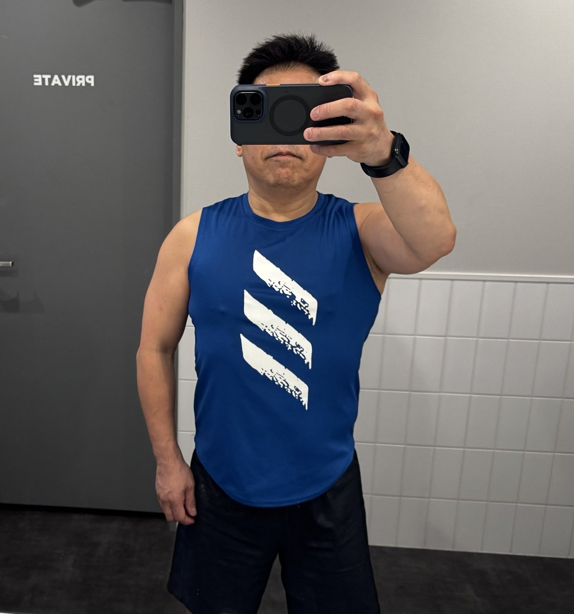 electric1471's tweet photo. 仕事が早く終わり🟣へ

去年の11月に買ったシャツ

ゆったりしてたはずなのに今は脇の下が食い込んで動かしにくい🥺

プライムセール？今日までだからポチッとするか🤔 https://t.co/xTN0CRJw3e