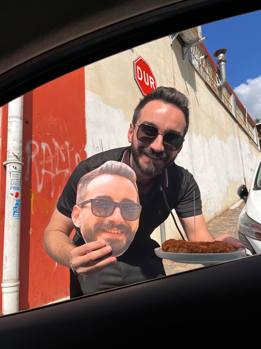 Mertcorluluoglu's tweet photo. Sabah kahvaltılarımın vazgeçilmezi olan simit sürprizimle devam ediyoruz 😂🎂 https://t.co/1YzlHNZXDI